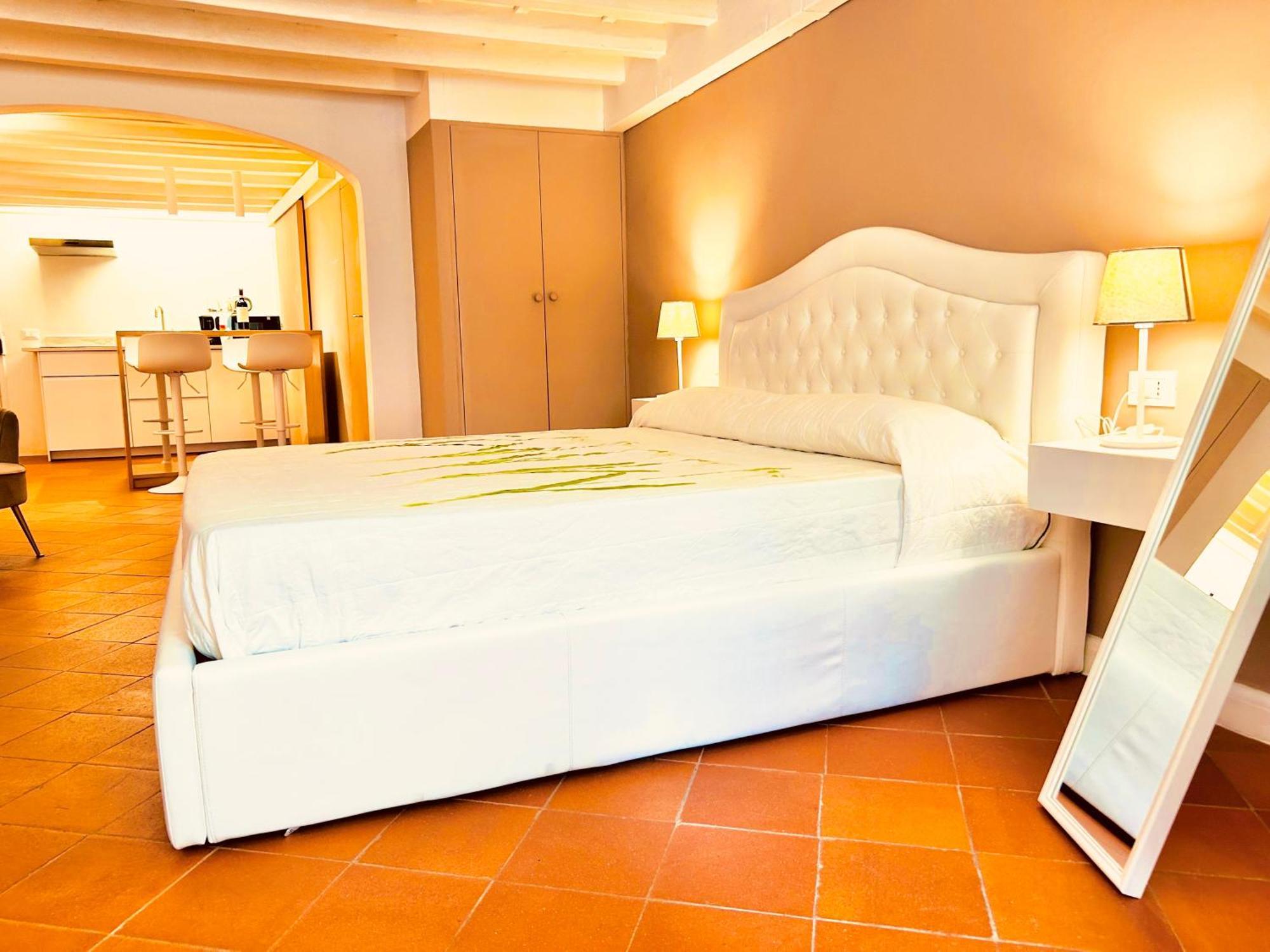 Amazing First Floor In Piazza Santa Croce Apartment *
