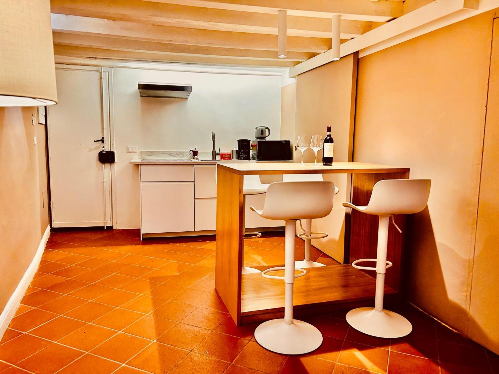 Amazing First Floor In Piazza Santa Croce Apartment